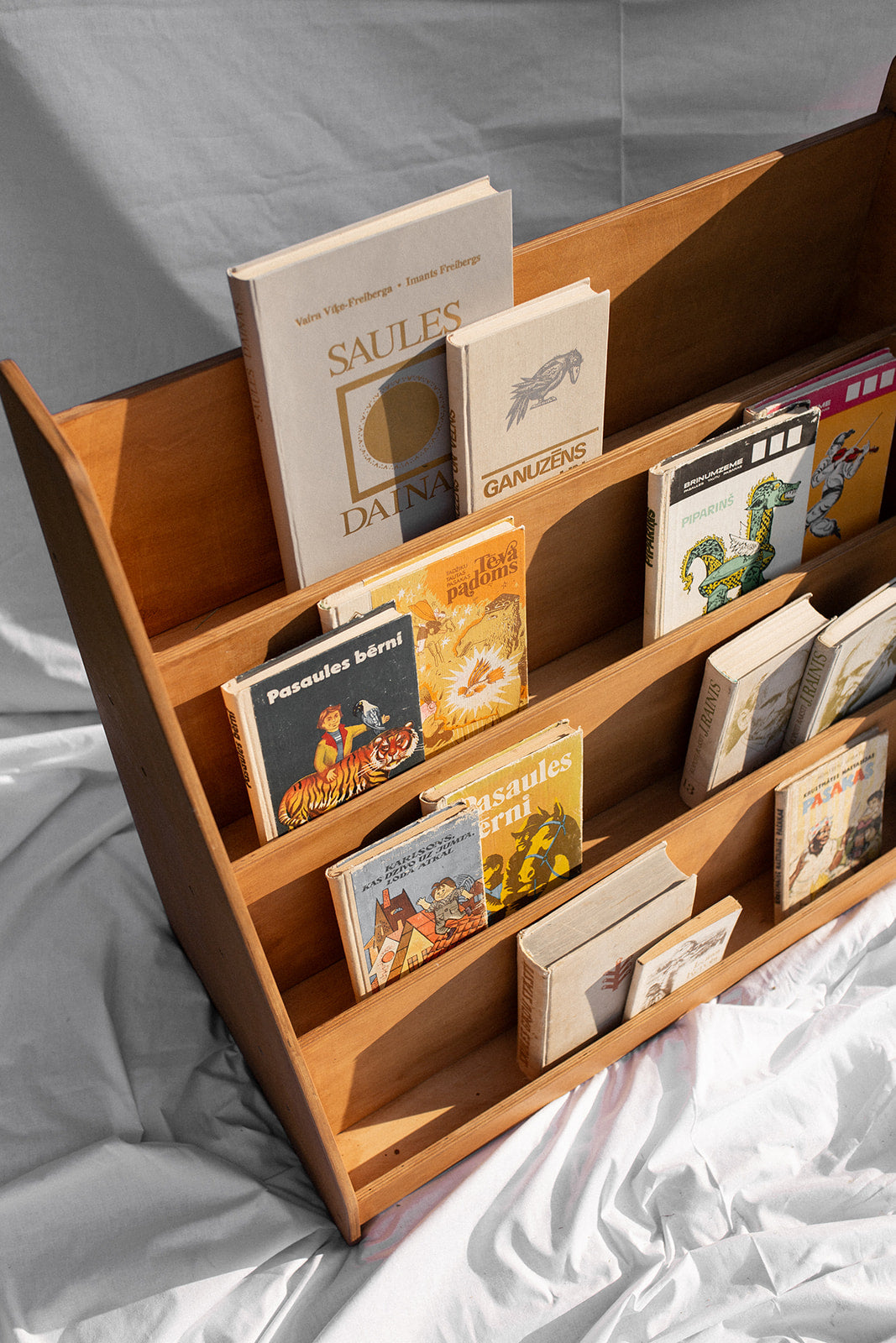 Montessori Bookshelf – Rainis – Inspire Independent Reading